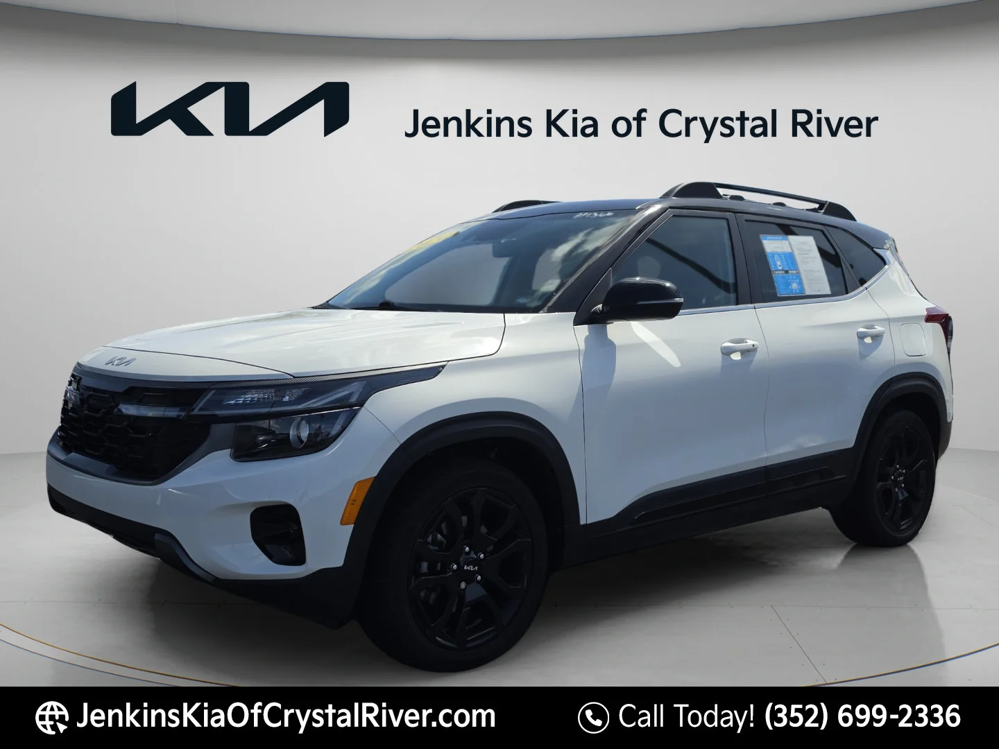 Used 2024 Clear White/Black Roof Kia X-Line image 10