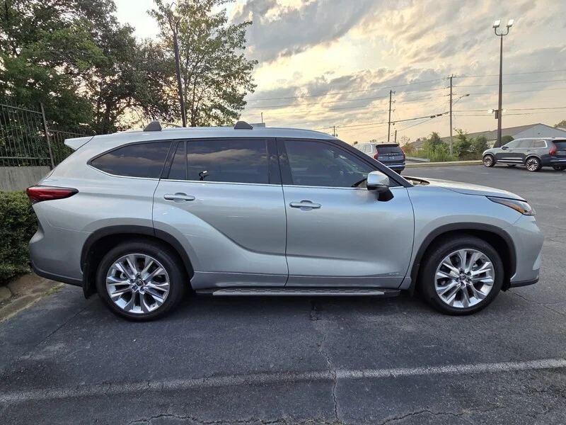 Used 2022 Celestial Silver Metallic TOYOTA LIMITED image 5
