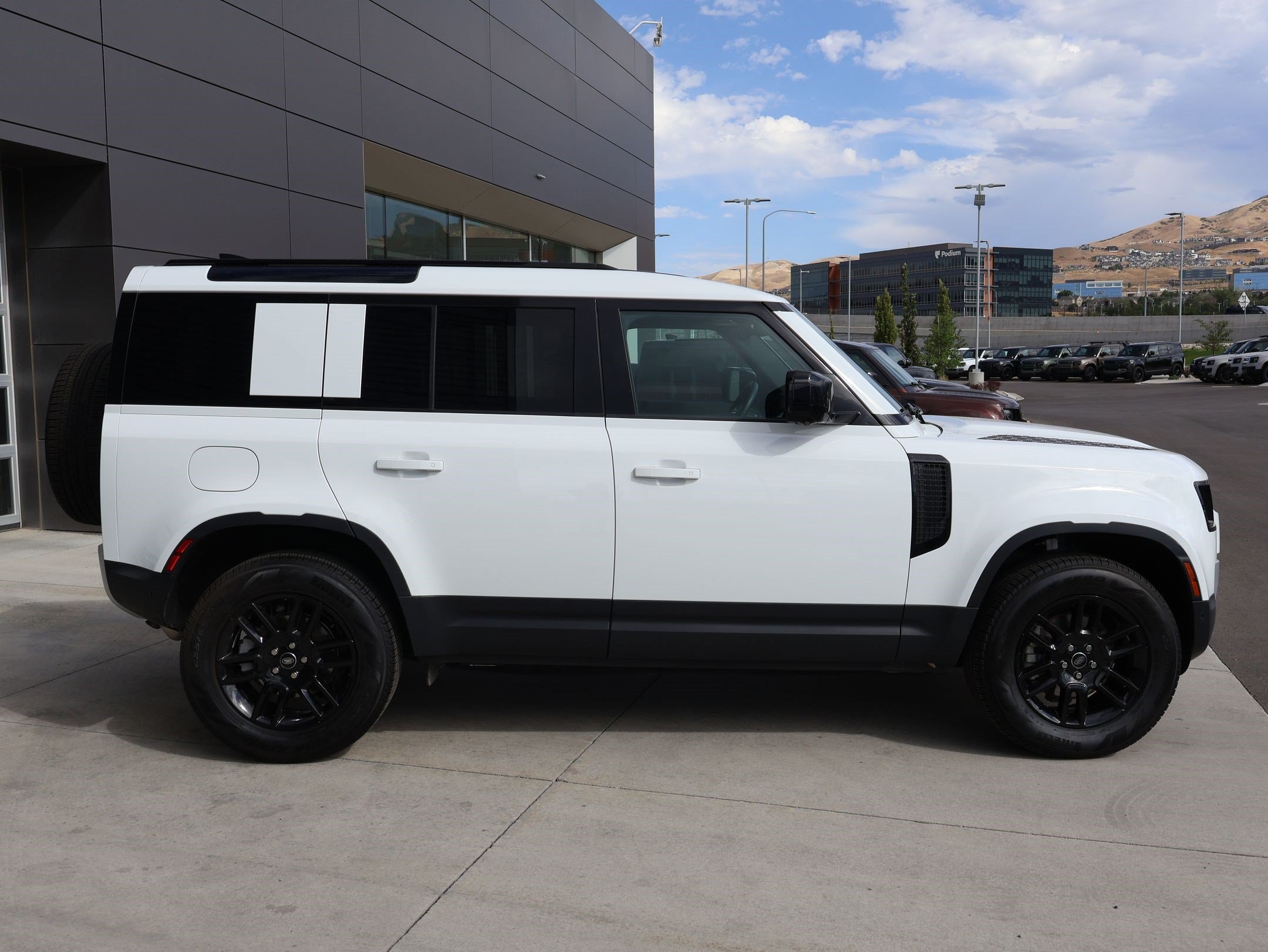 Used 2025 Fuji White Land Rover 110 P300 S image 4
