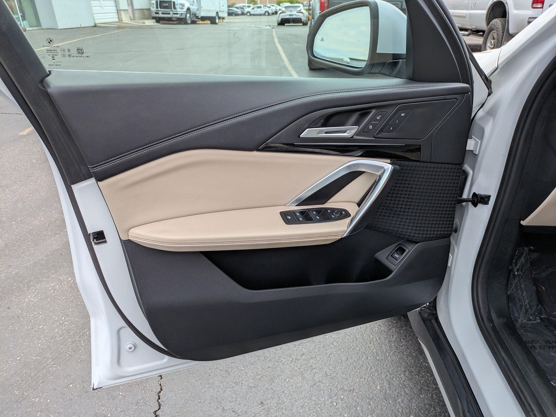 Used 2024 Mineral White Metallic BMW xDrive28i image 11