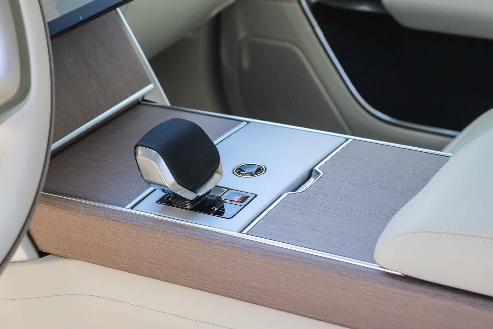 New 2026 Fuji White Land Rover SE image 19