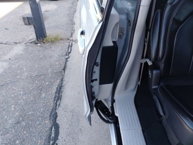 Used 2024 Silver Mist Clearcoat Chrysler Touring L image 29