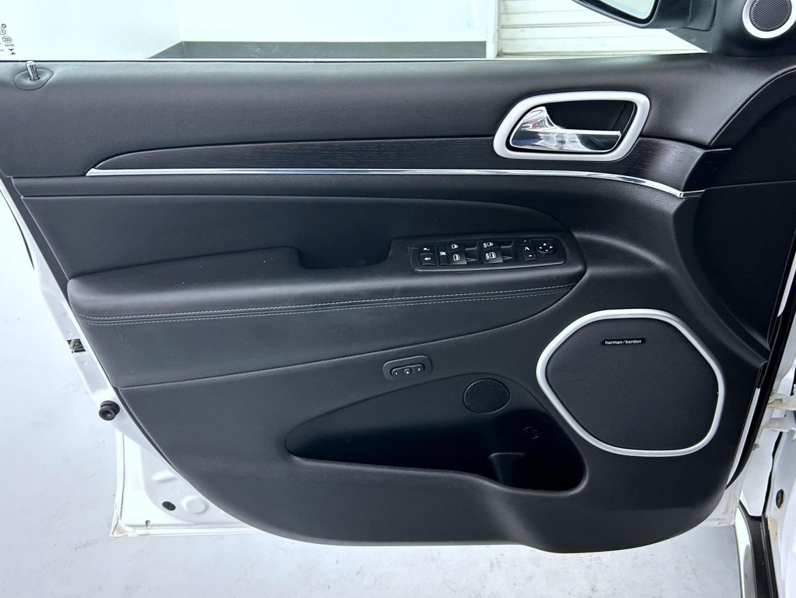 Used 2020 White Jeep Summit image 9