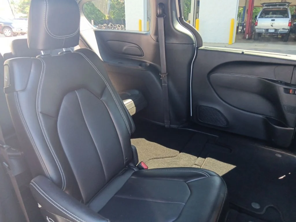 Used 2025 Bright White Clearcoat Chrysler Select image 29