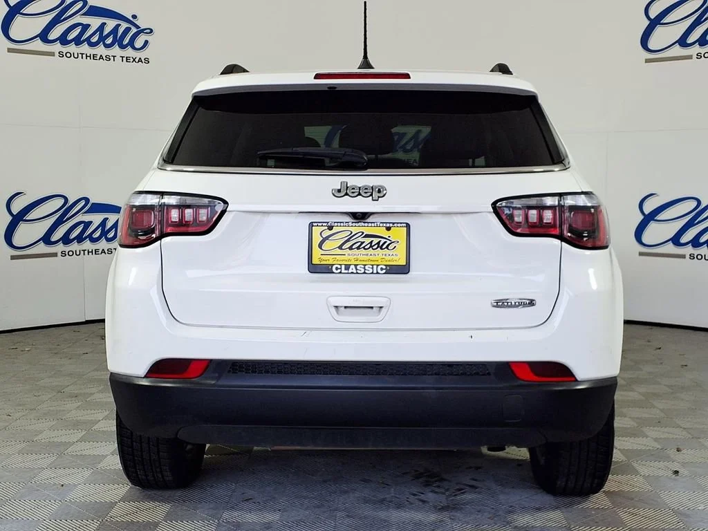 Used 2018 White Clearcoat Jeep Latitude image 4