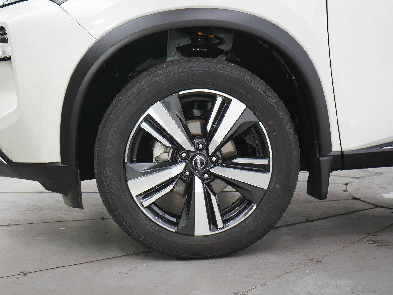 Used 2023 Pearl White Tricoat/Super Black Nissan SL image 30