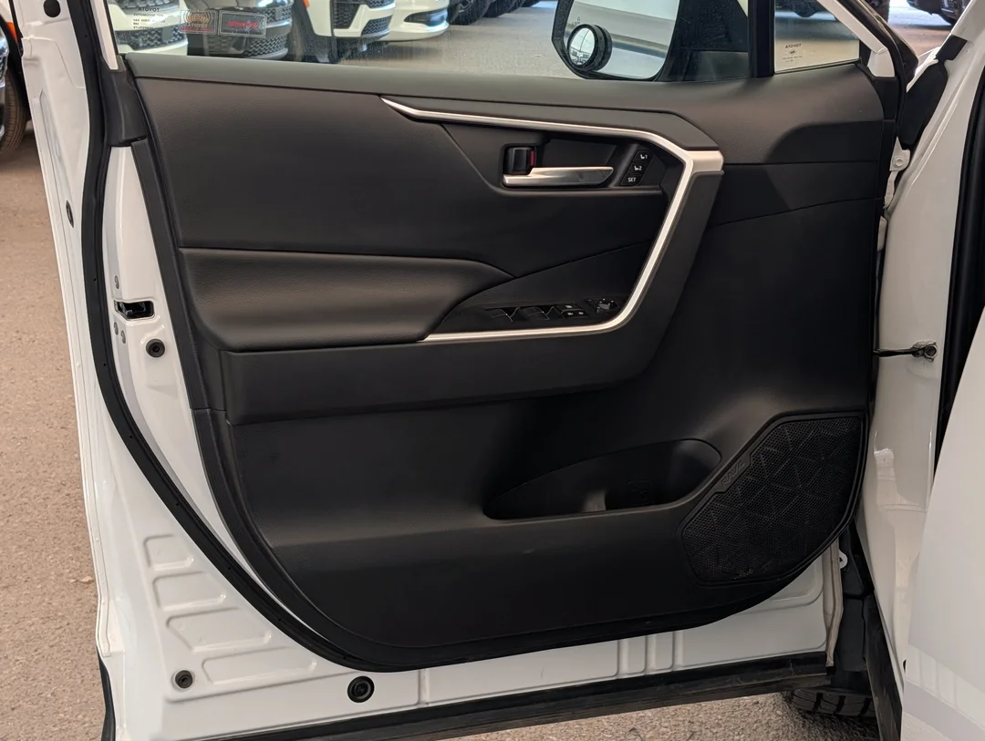 Certified Used 2019  Toyota XLE - - AWD - Leather - Sunroof - Power Liftgate - CarPlay - Safety Sense 2.0 & More! image 12