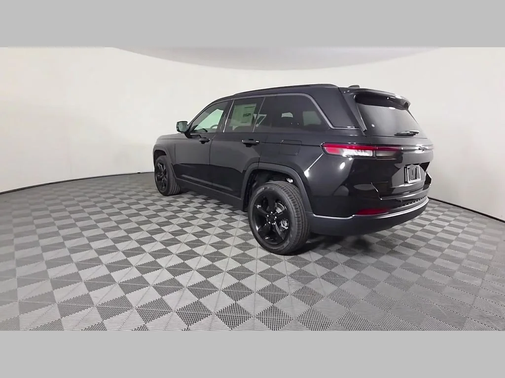 New 2026 Diamond Black Crystal Pearl-Coat Exterior Paint Jeep Limited image 28