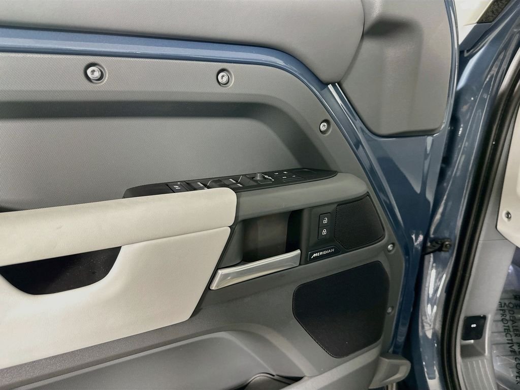 New 2026 Tasman Blue Land Rover S image 23