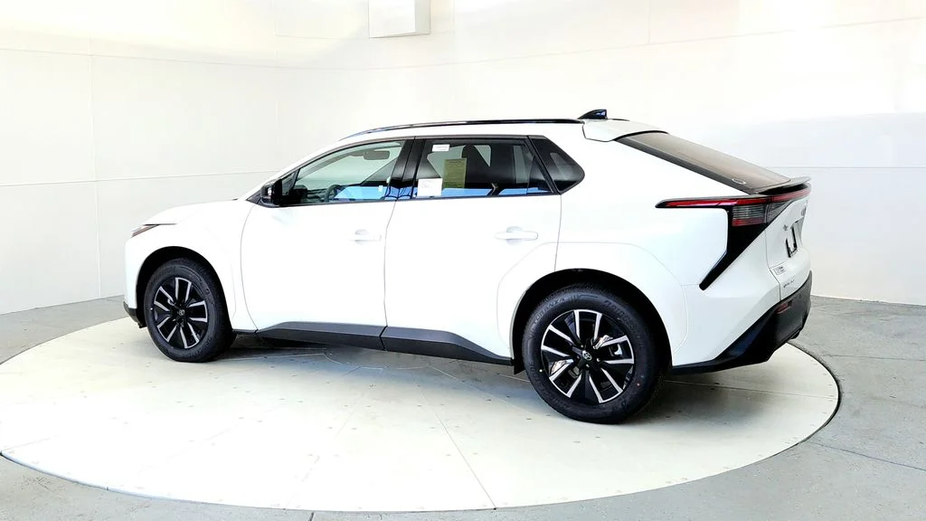 New 2026 Wind Chill Pearl Toyota XLE image 4