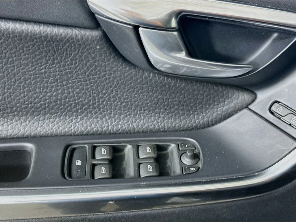 Used 2014 Silver Volvo  image 21