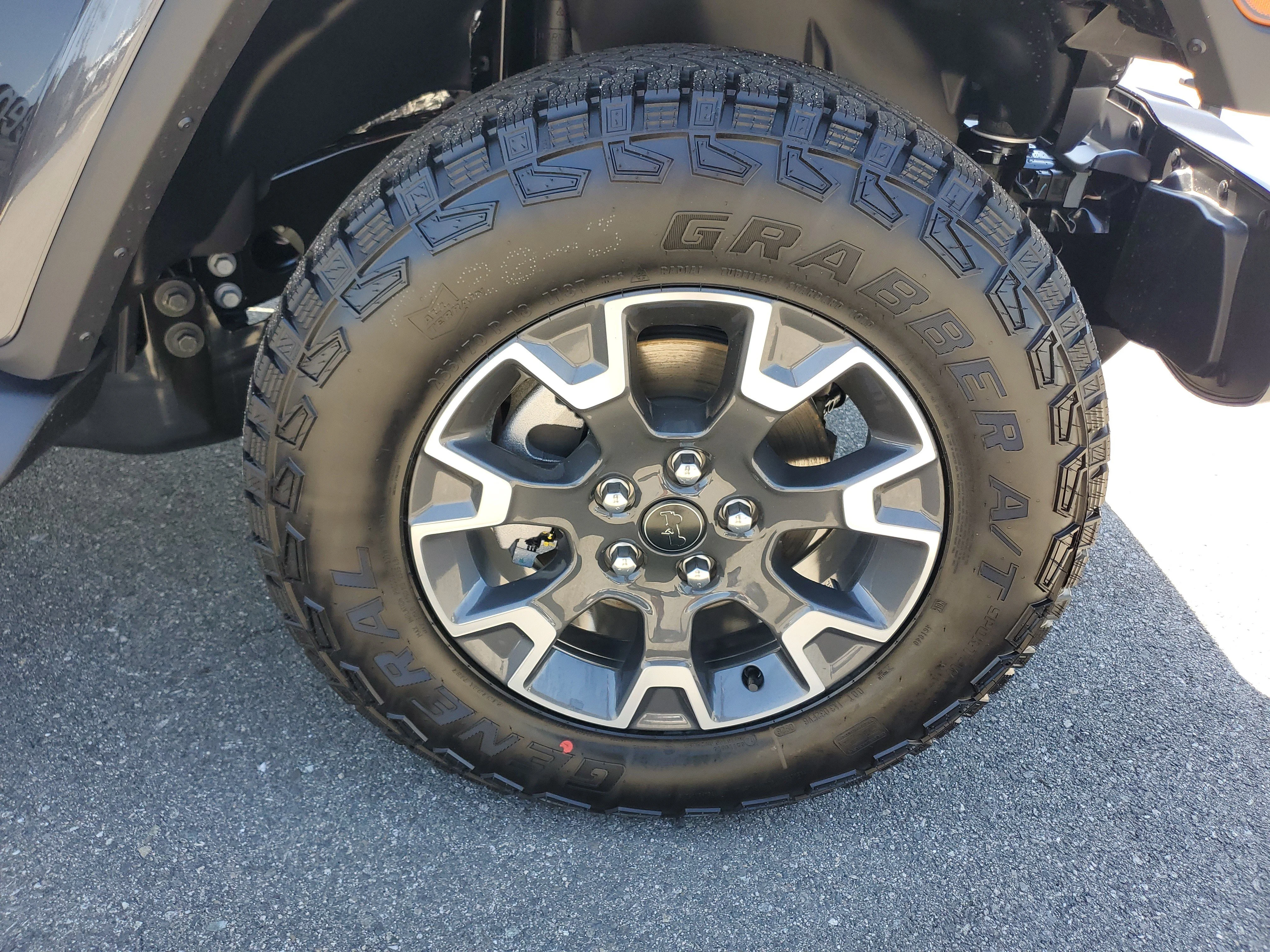 New 2026 Granite Crystal Metallic Clear-Coat Exterior Paint Jeep Sahara image 11