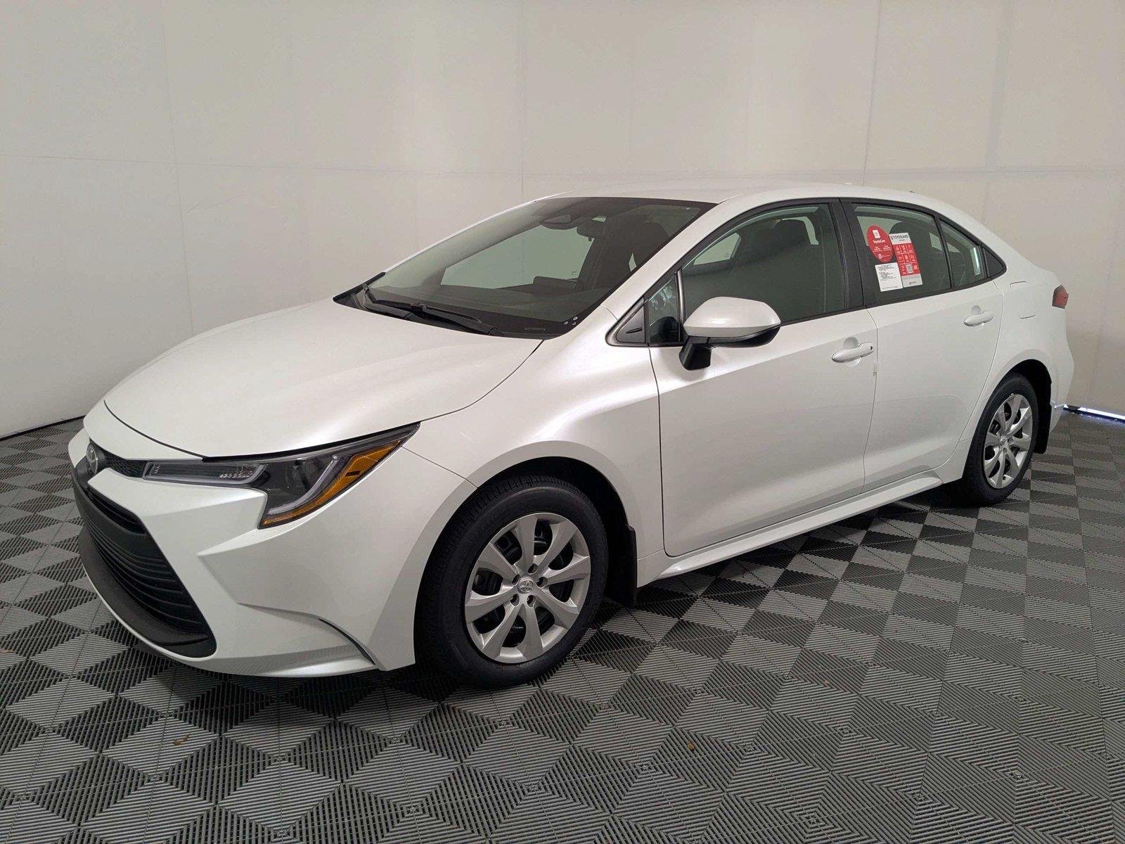 New 2027 Wind Chill Pearl <sup>1</sup> Toyota  LE image 2