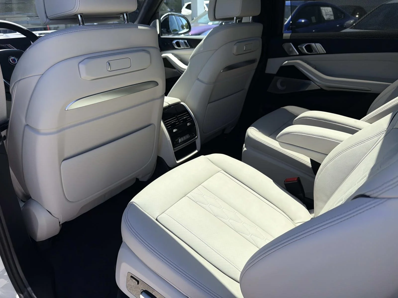 New 2026 Mineral White Metallic BMW ALPINA XB7 image 10