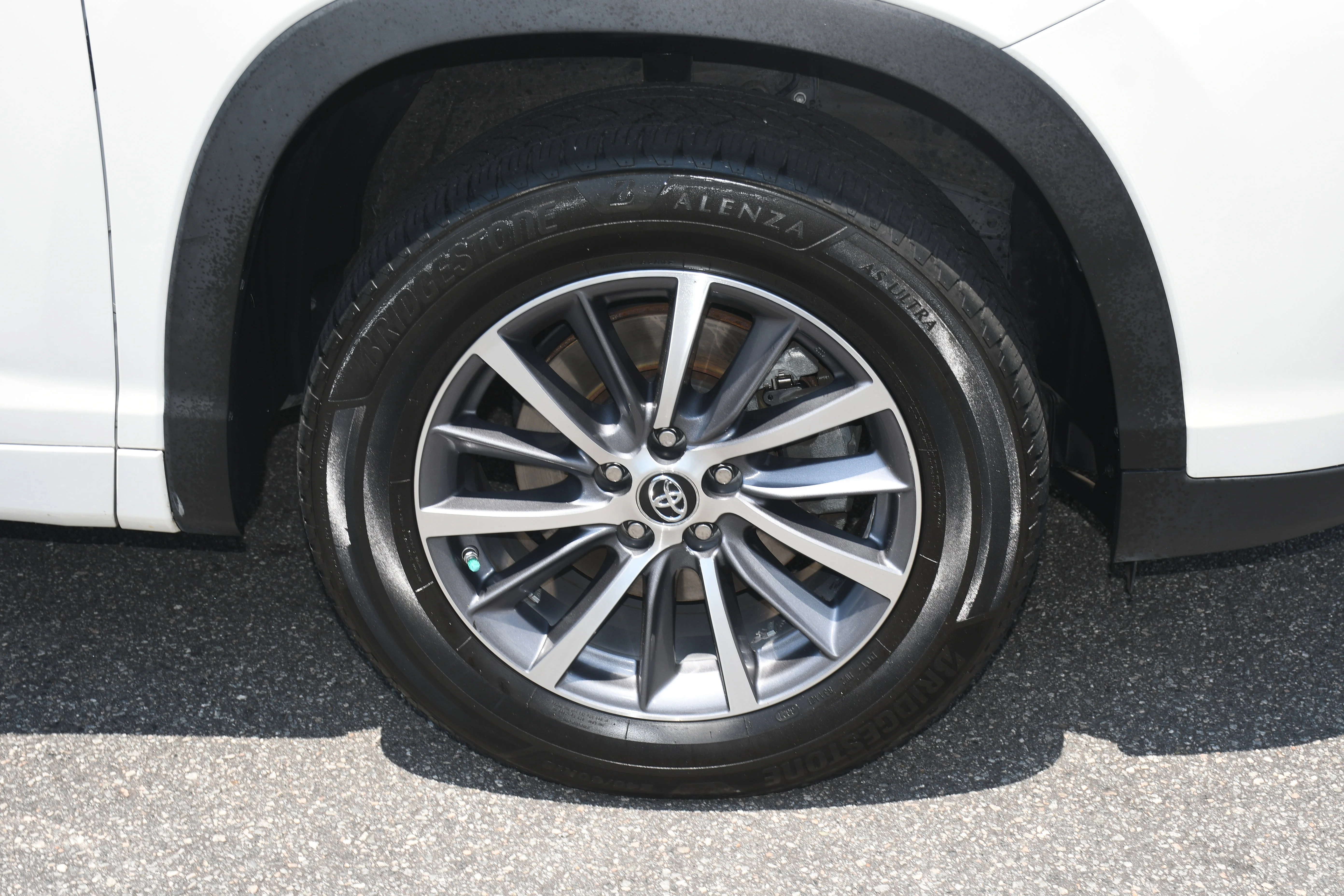 Used 2018 White Toyota XLE image 23