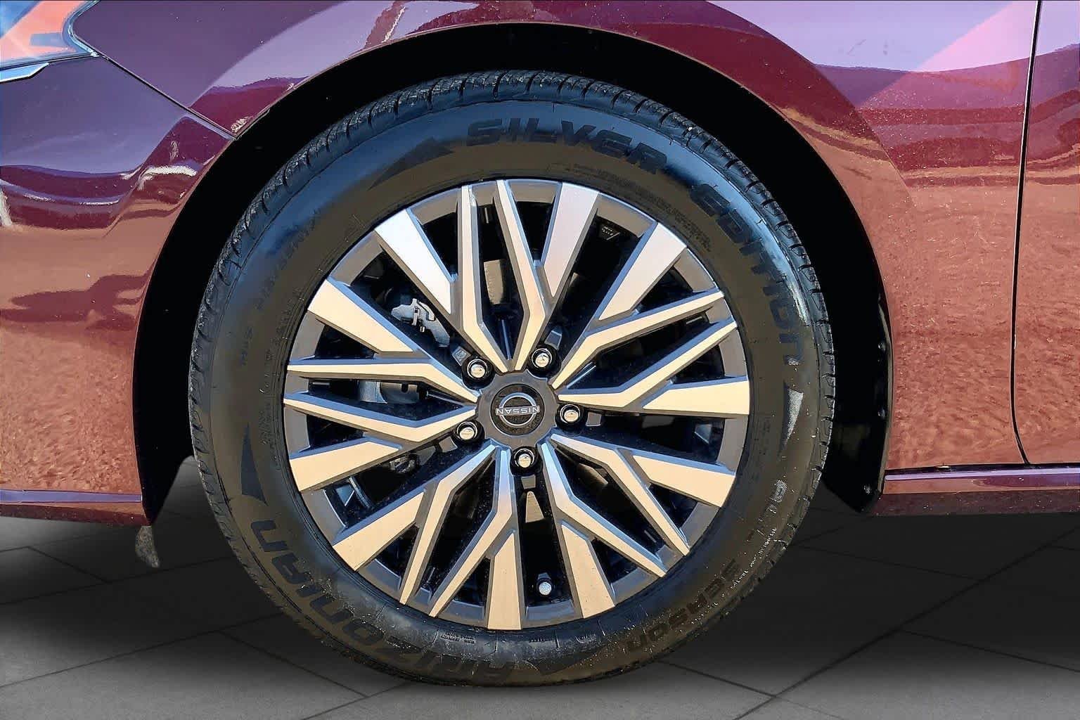 Used 2023 Garnet Pearl Metallic Nissan 2.5 SV image 11