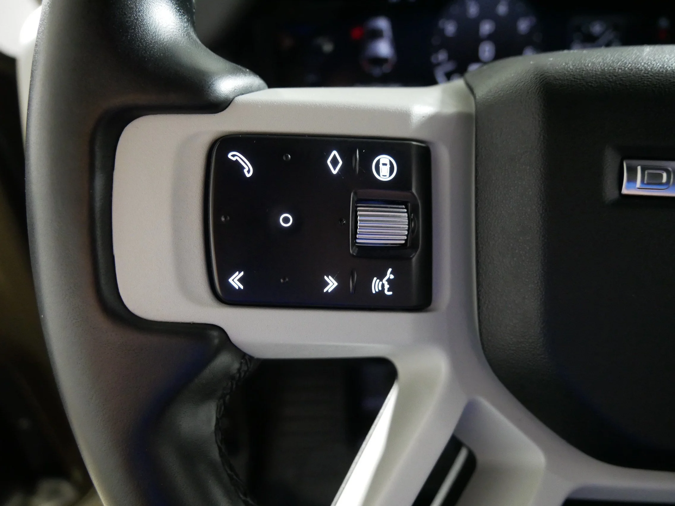 Used 2024 BRONZE Land Rover X-Dynamic SE image 27