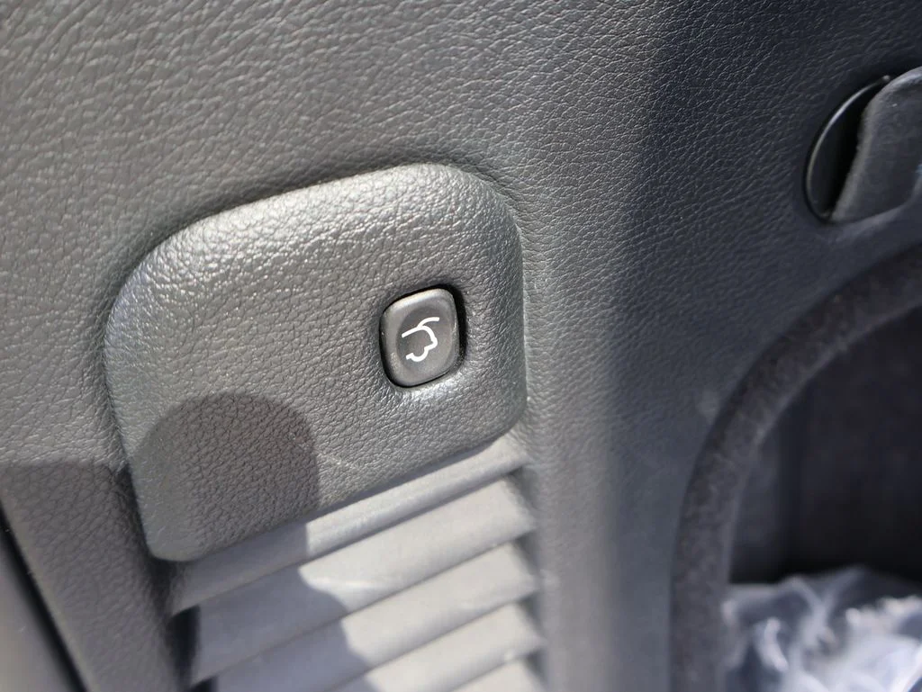 Used 2016 White Jeep Overland image 18