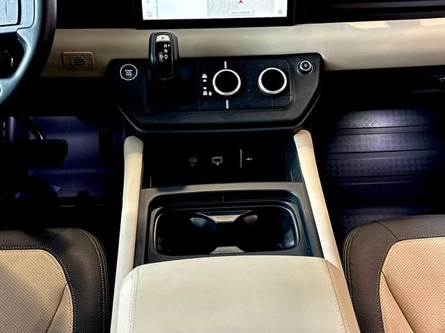 Used 2024 White Land Rover X-Dynamic SE image 20