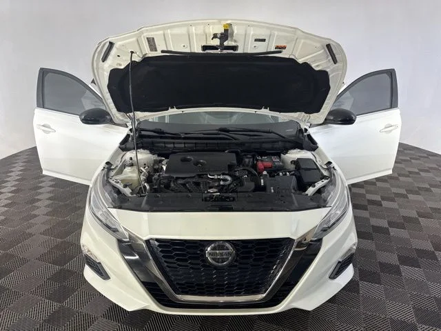 Used 2020 White Nissan 2.5 SR image 11