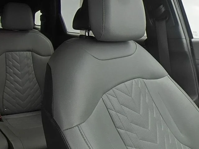 Used 2023 Black Kia X-Line image 33