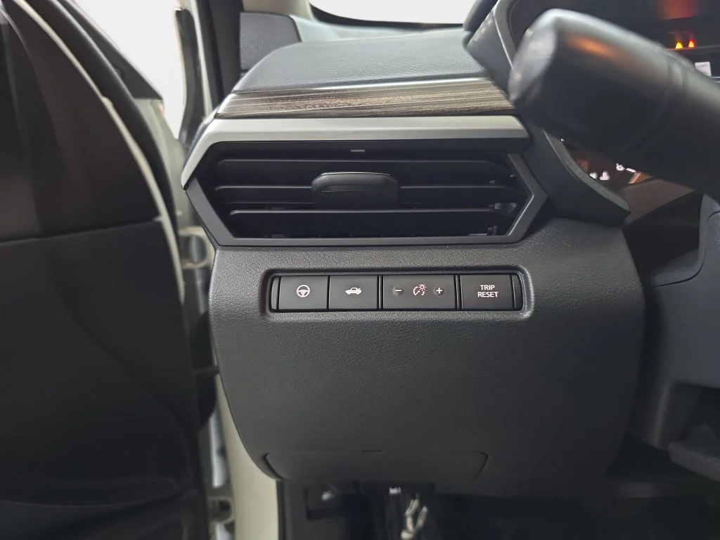 Used 2020 White Nissan 2.5 SL image 25