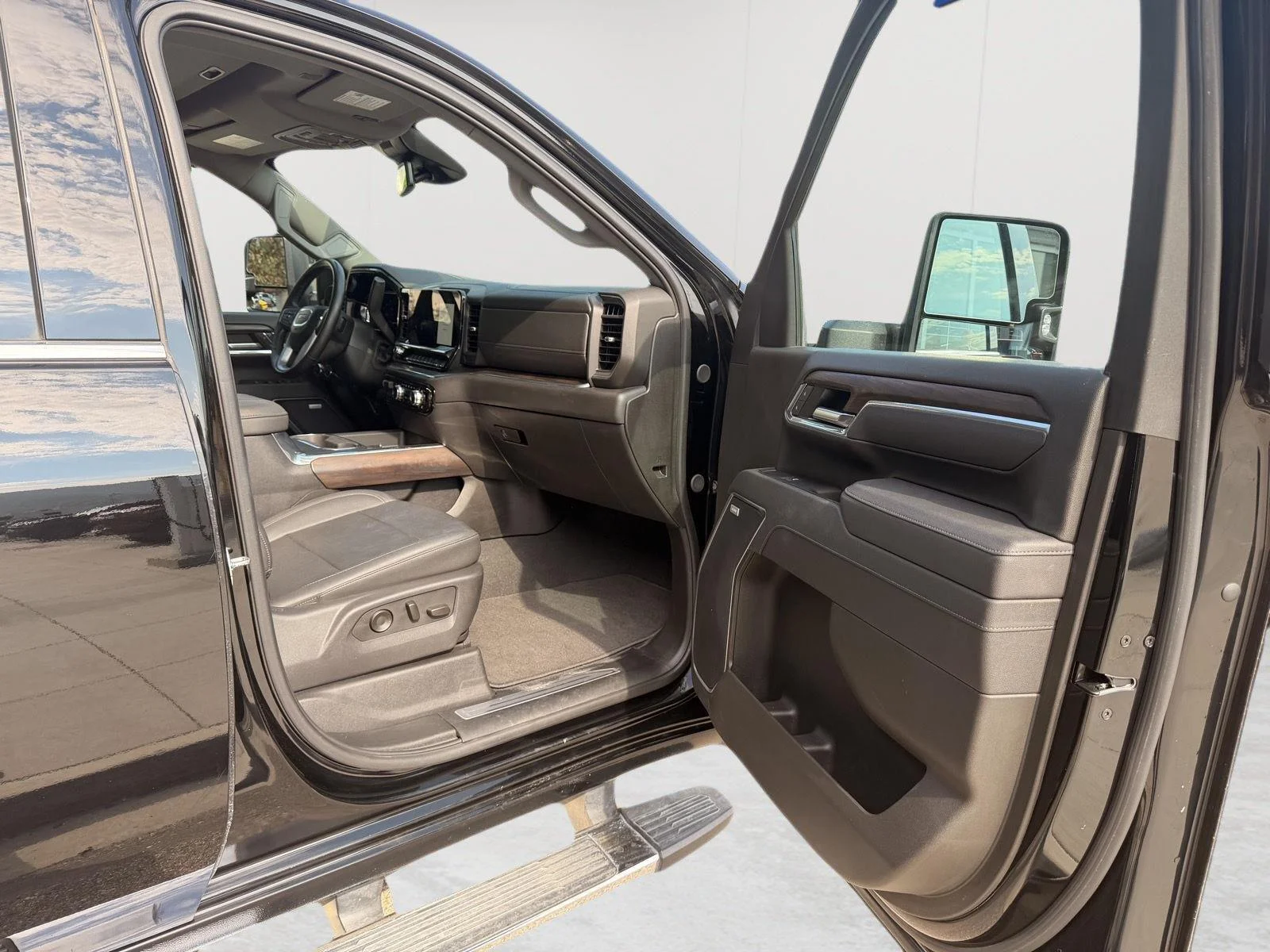 Used 2025 Onyx Black GMC SLT image 18