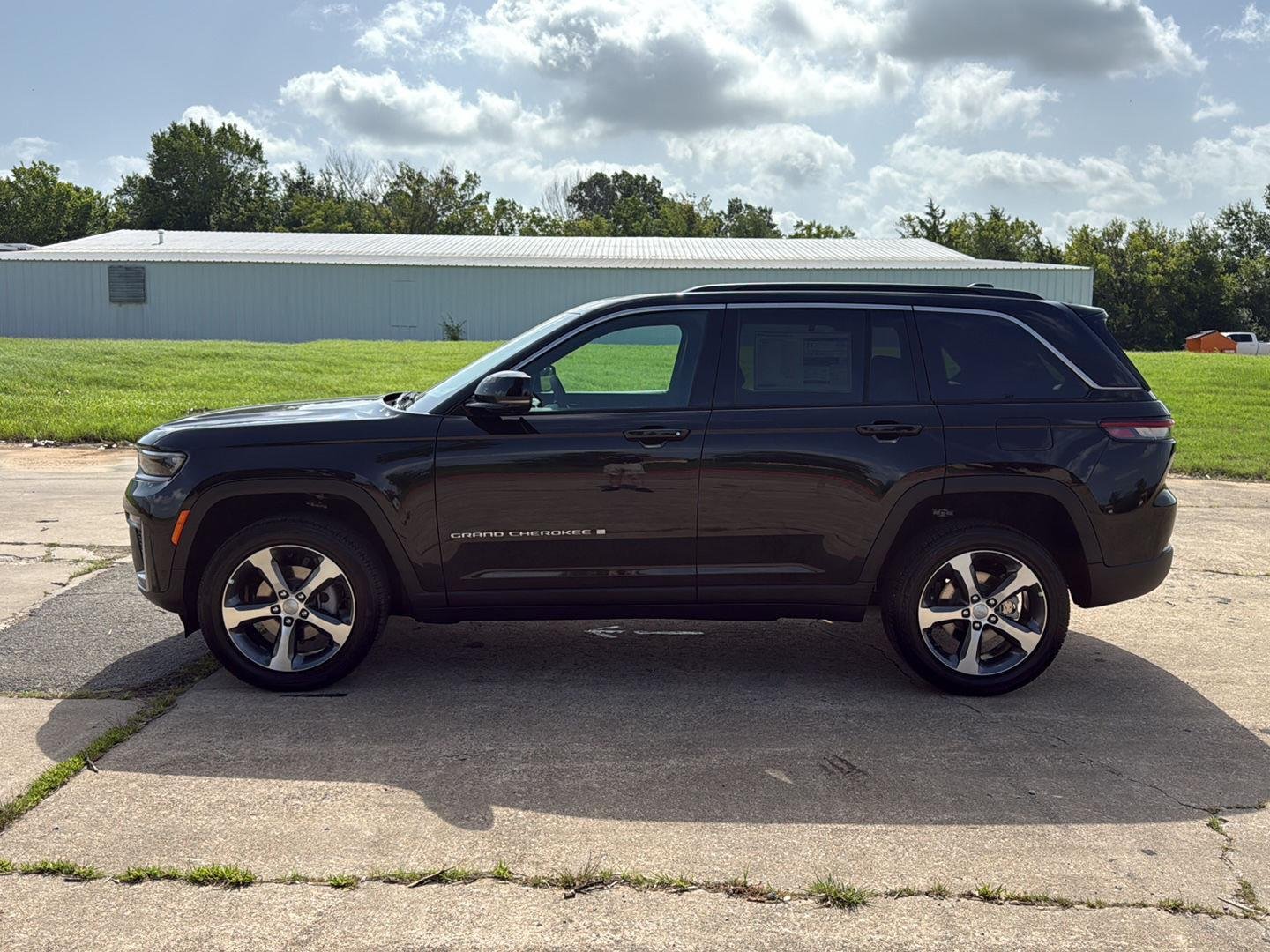 New 2026 Diamond Black Crystal Pearlcoat Jeep Limited image 4