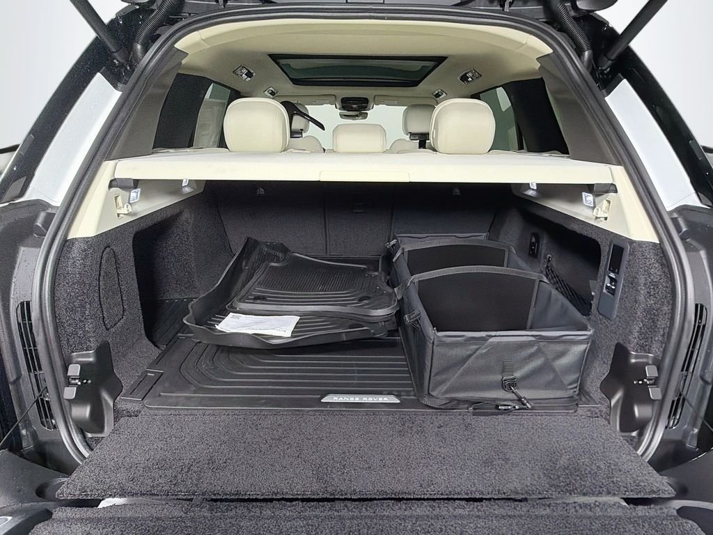 New 2027 Fuji White Land Rover SE image 28