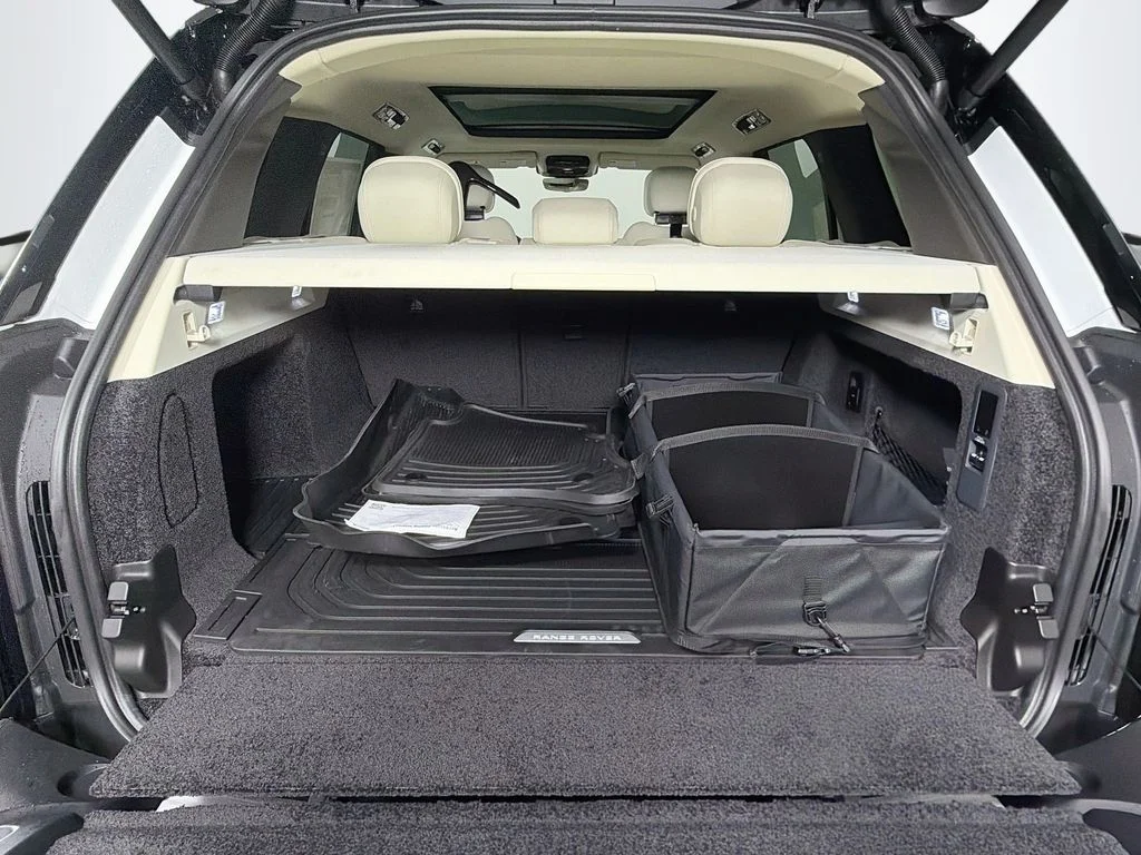 New 2027 Fuji White Land Rover SE image 28