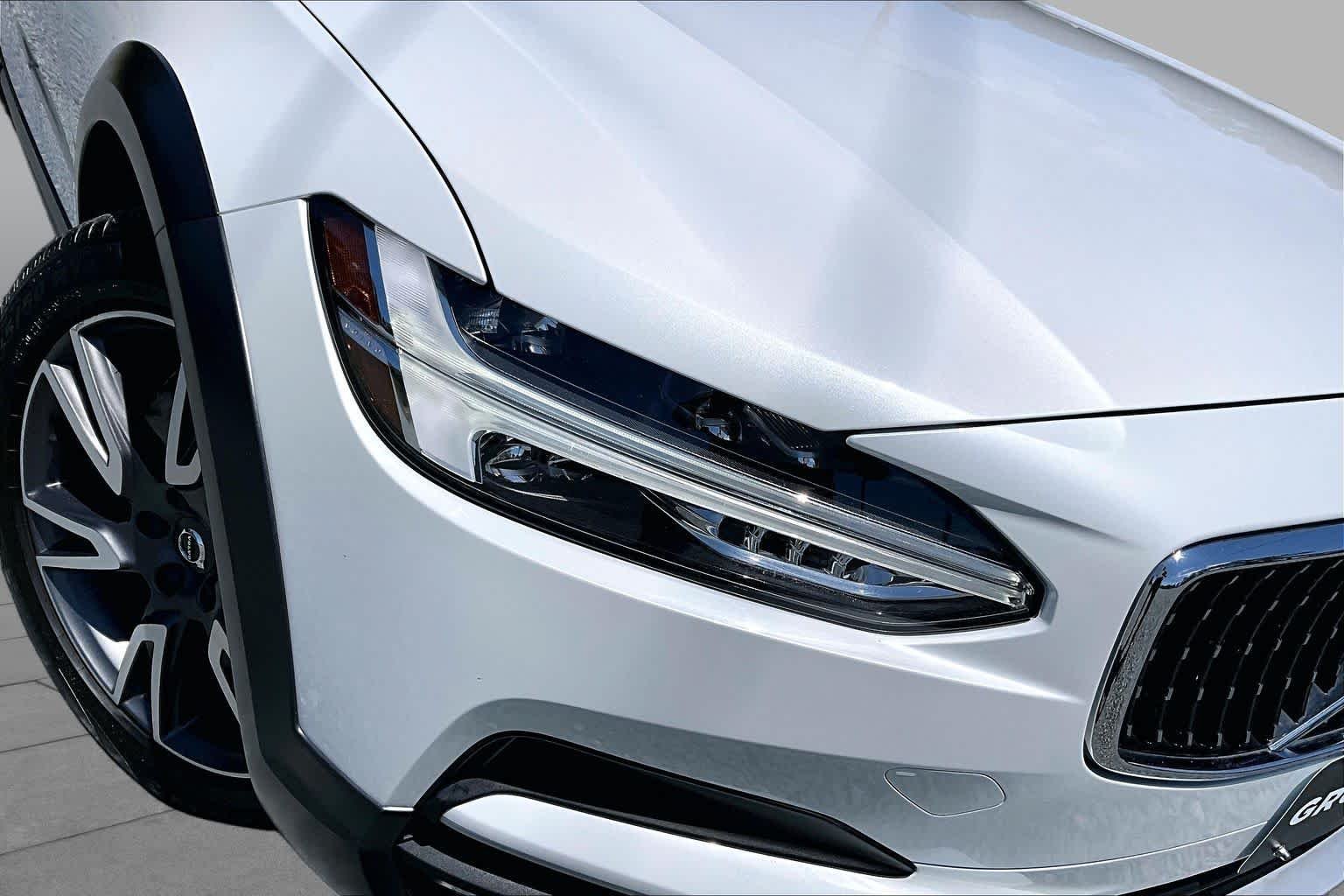 Used 2020 Crystal White Pearl Metallic Volvo  image 28