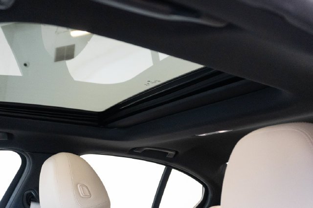 Used 2021 Black BMW 330i image 4
