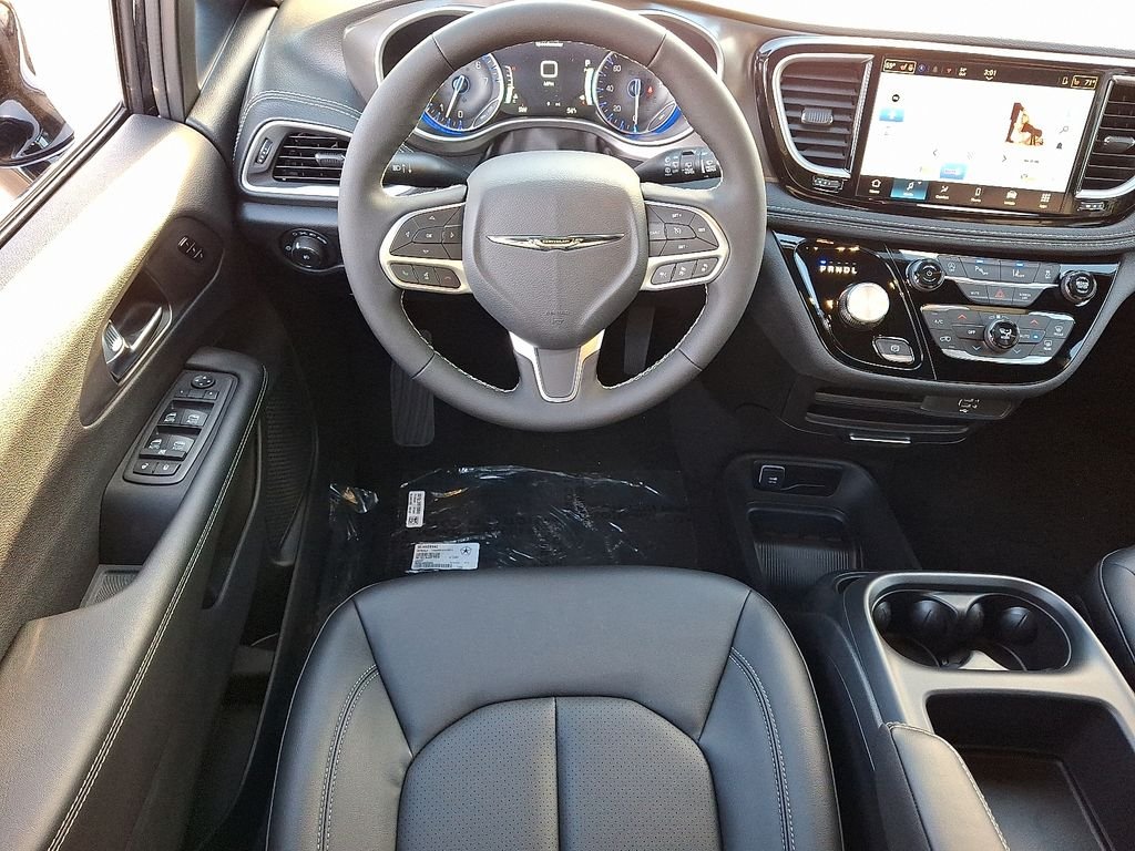 New 2026 Diamond Black Crystal Pearl-Coat Exterior Paint Chrysler Select image 8