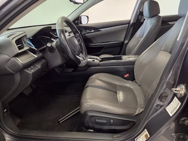 Used 2017  Honda Touring image 12