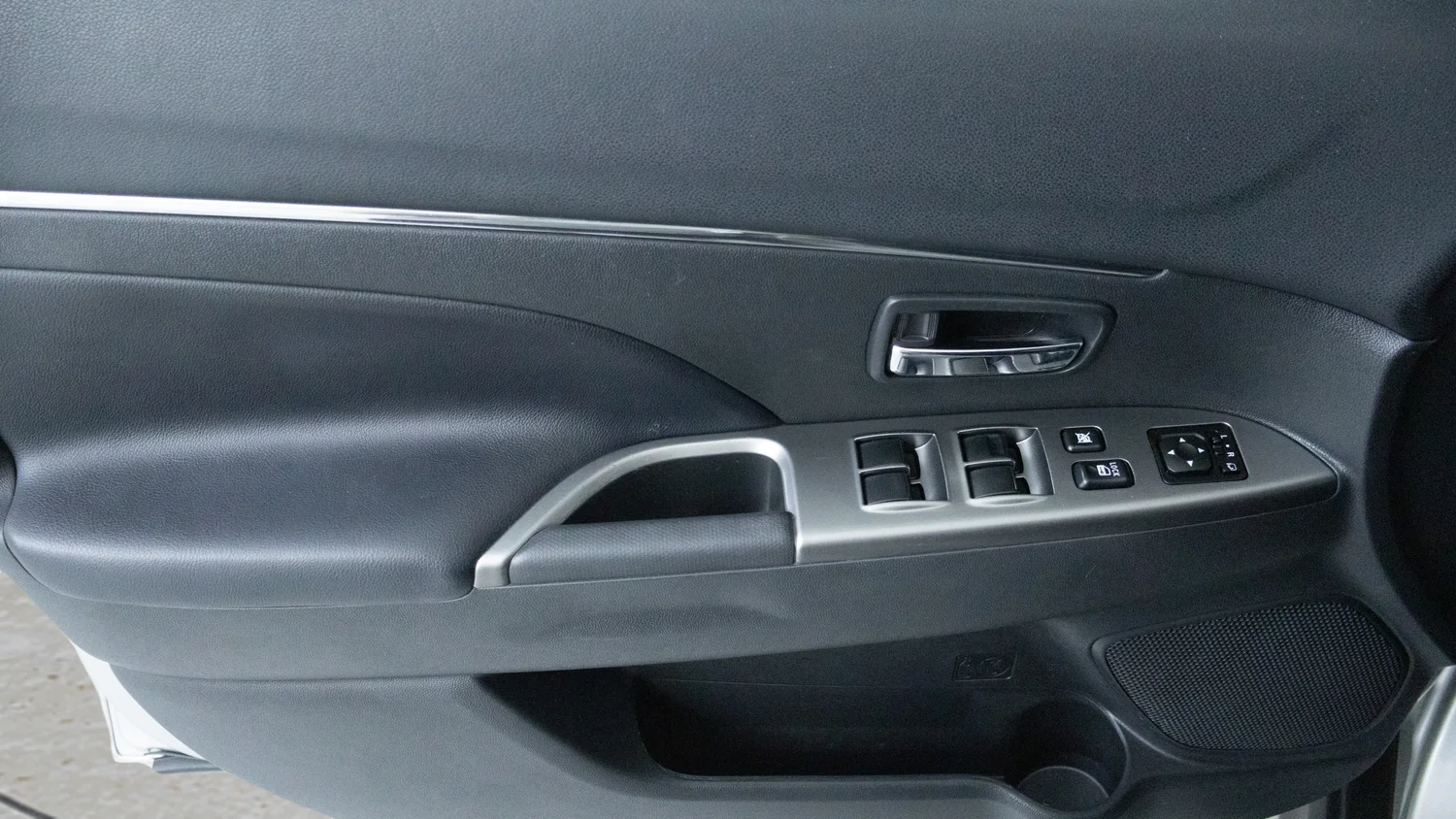 Used 2024 Silver Mitsubishi 2.0 SE image 23