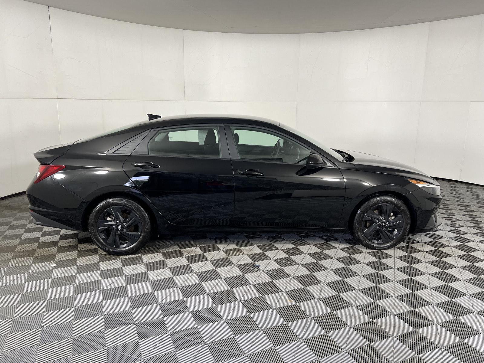 Used 2023 Phantom Black Hyundai SEL image 9