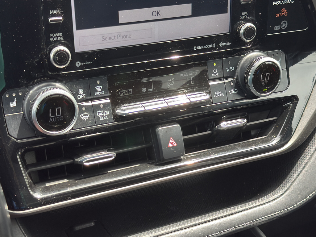 Used 2021  Toyota XLE image 28
