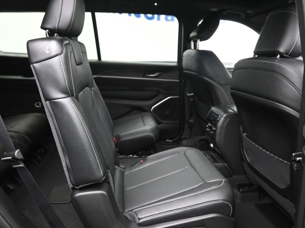 New 2026 Diamond Black Crystal Pearl-Coat Exterior Paint Jeep Limited image 10