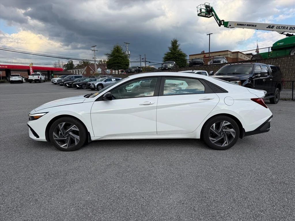 Used 2025 White Hyundai SEL Sport image 4