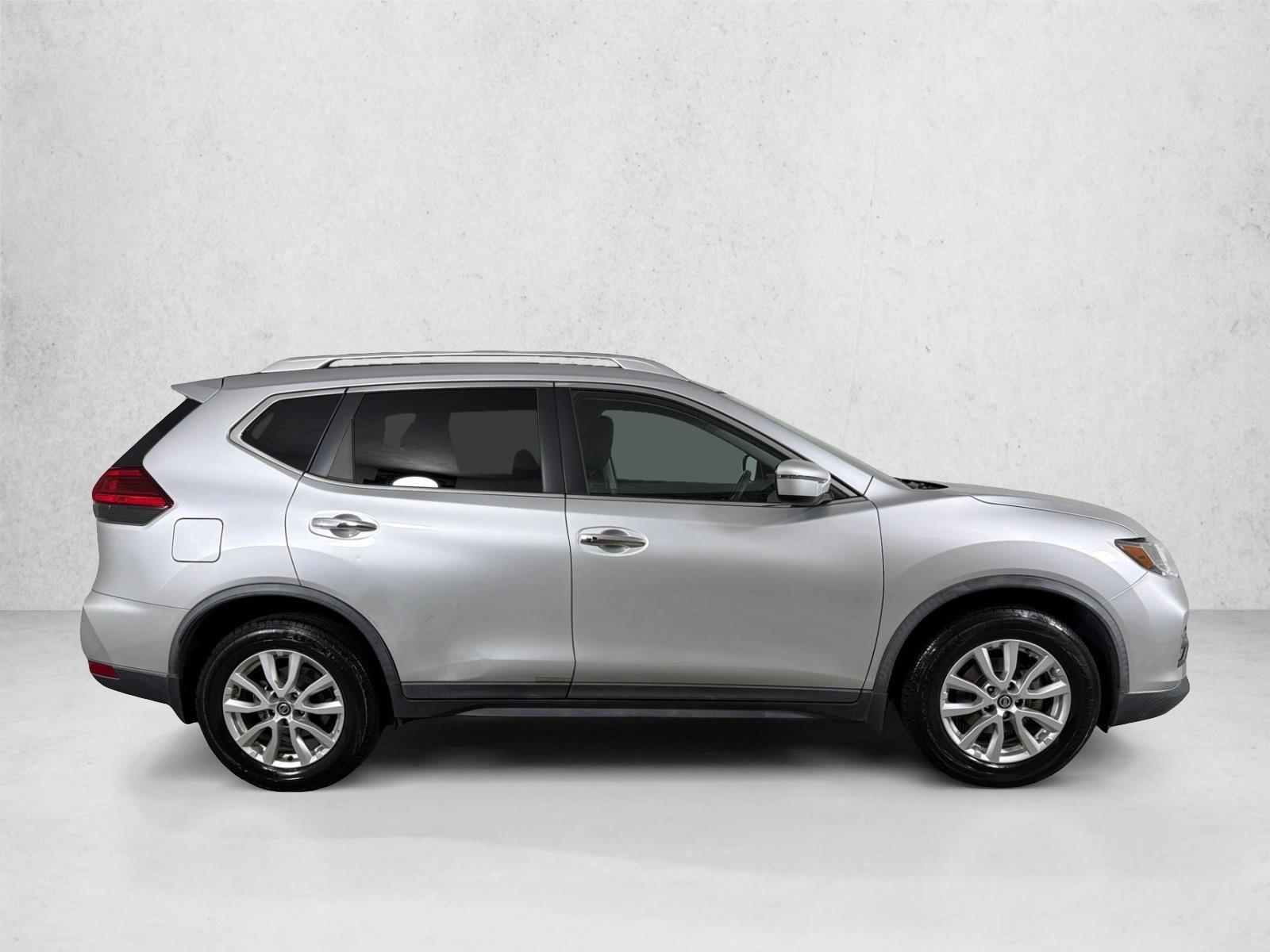 Used 2017 Nissan Rogue SV with VIN KNMAT2MT7HP602585 for sale in Newnan, GA