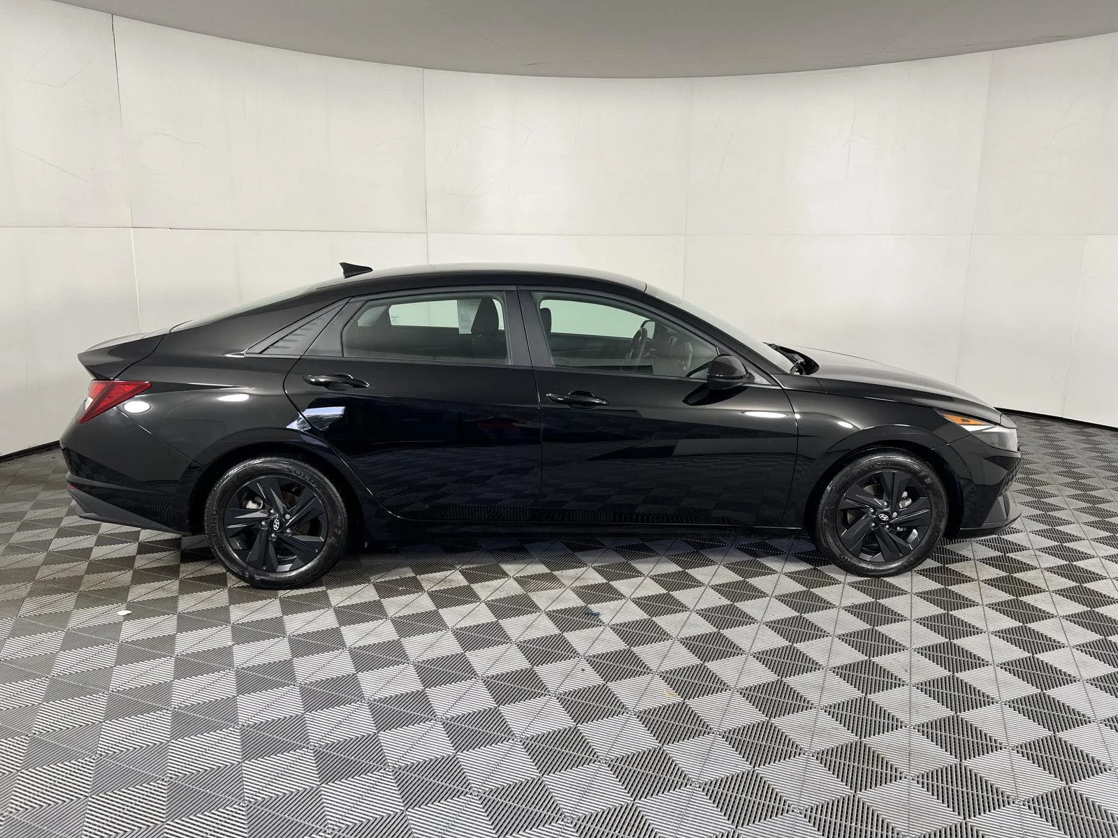 Used 2023 Phantom Black Hyundai SEL image 9