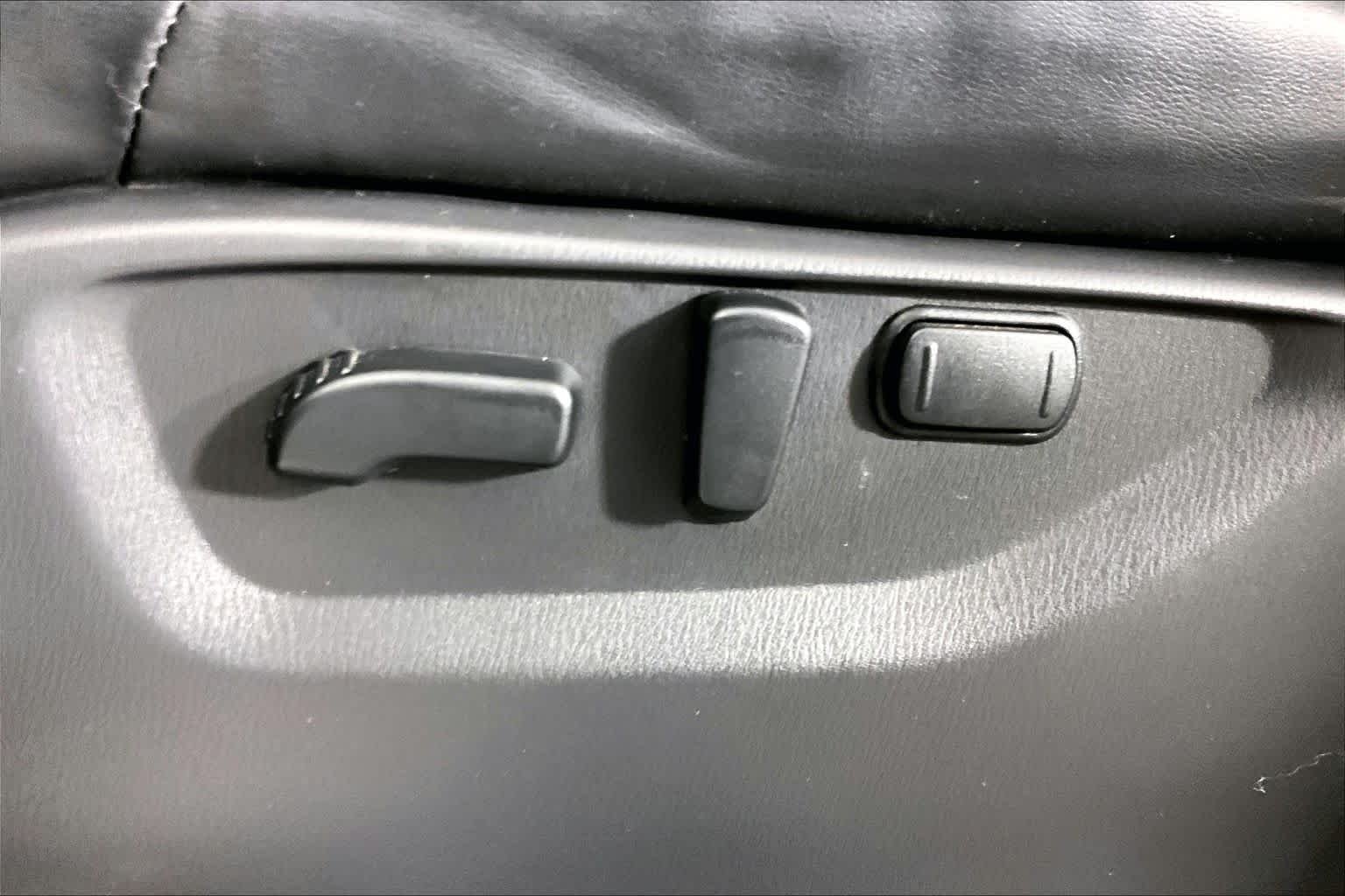 Used 2022 Champagne Quartz INFINITI LUXE image 30