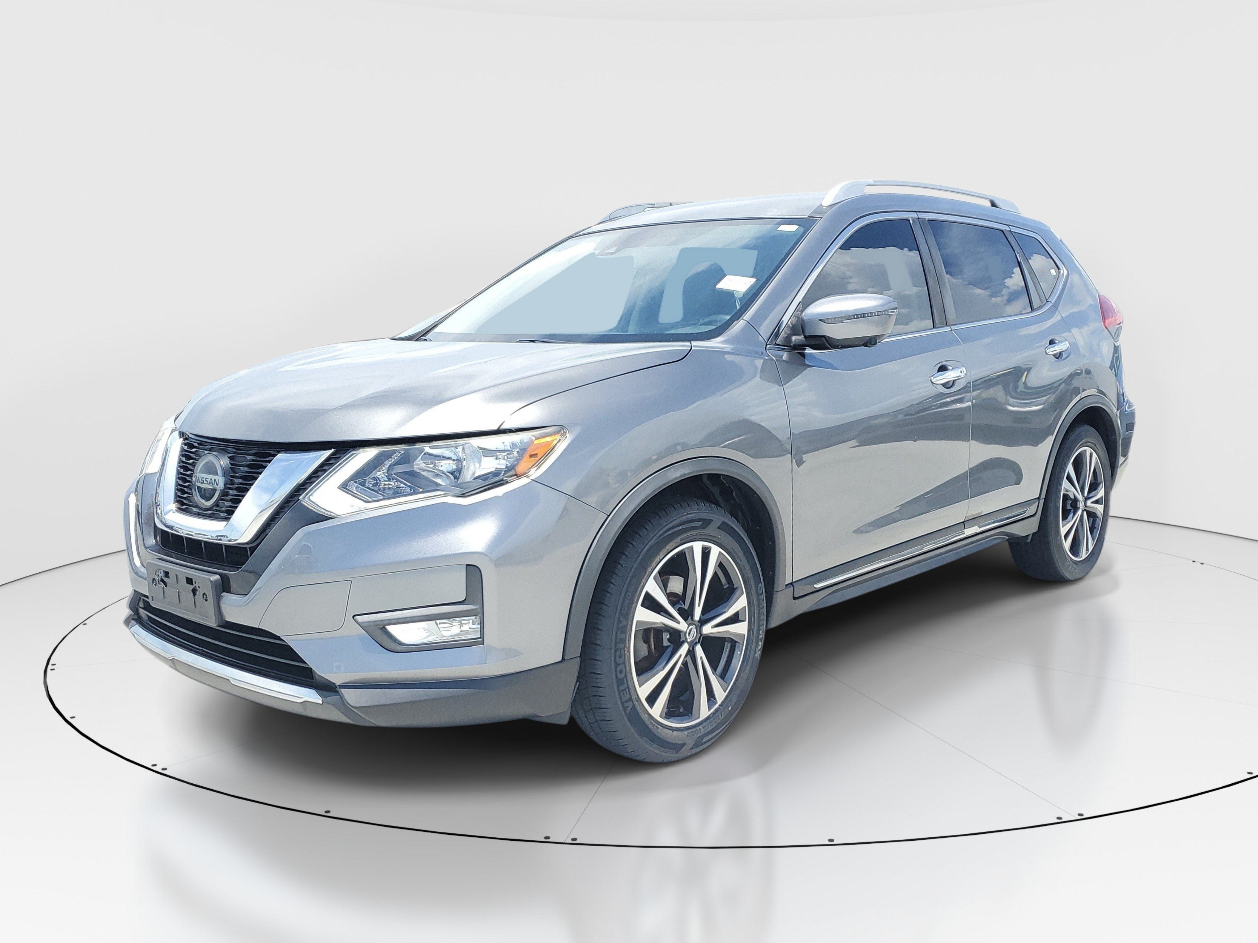 Used 2018 Gun Metallic Nissan SL image 3