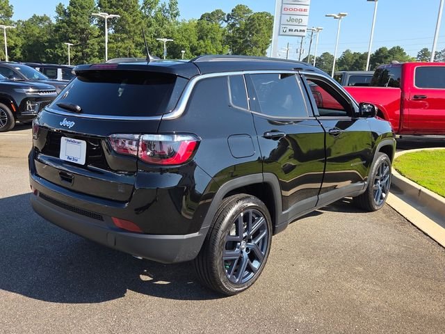 New 2026 Diamond Black Crystal Pearlcoat Jeep Latitude image 13