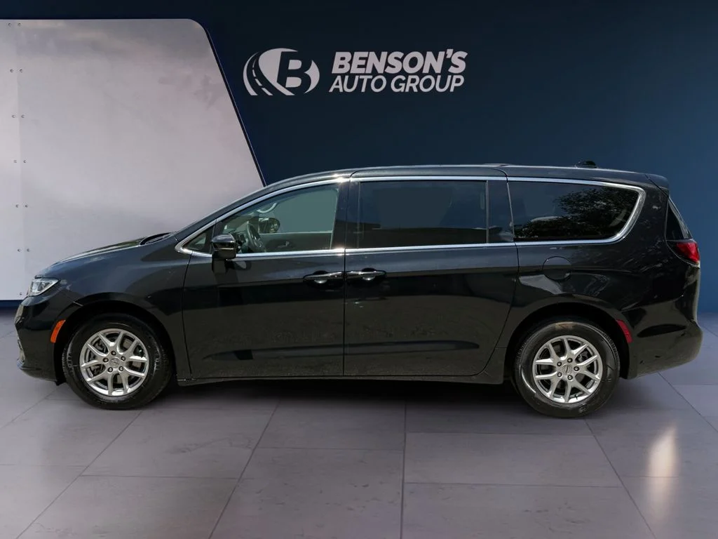 Used 2023 Black Chrysler Touring L image 2