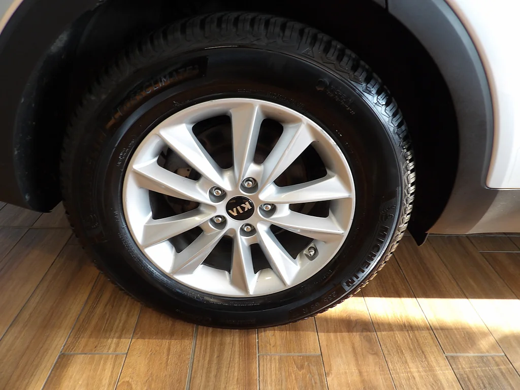 Used 2019 Sparkling Silver Kia LX V6 image 5