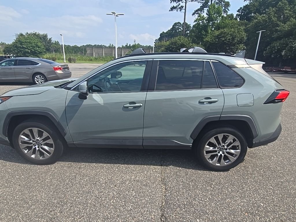 Used 2020  Toyota XLE Premium image 8