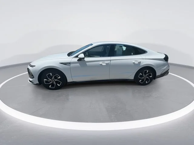 Used 2024 White Hyundai SEL image 5