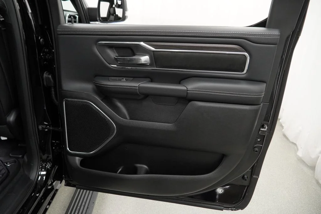New 2027 Diamond Black Crystal Pearl-Coat Exterior Paint RAM Laramie image 31