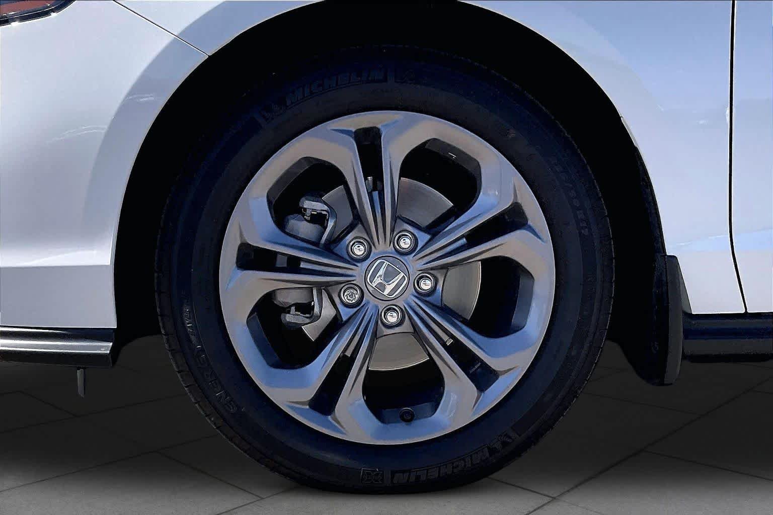 Used 2024 Platinum White Pearl Honda EX image 10
